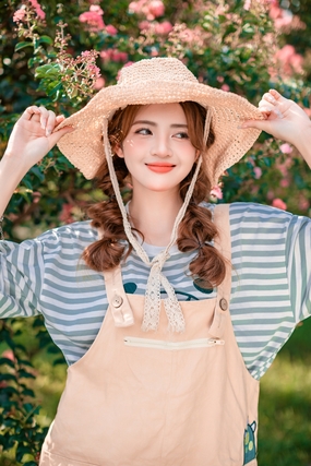 户外甜美背带裤戴帽美女写真图片